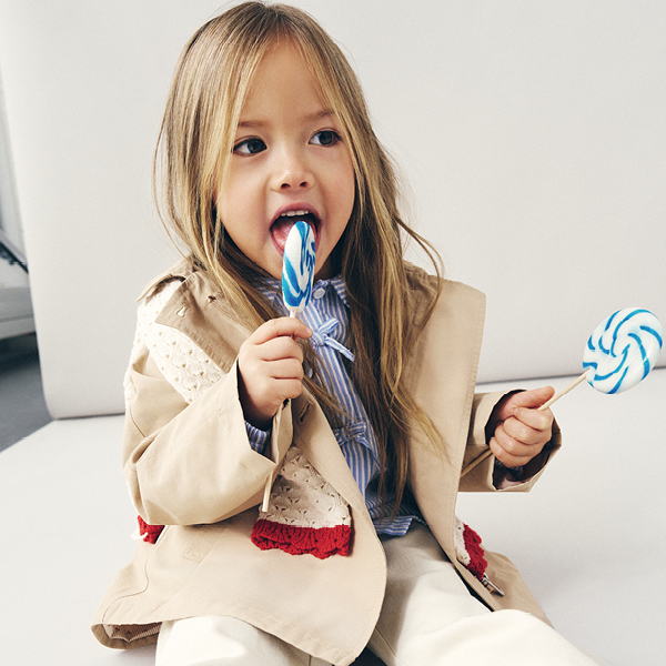 niña vestidos con ropa de OVS temporada primavera 2026